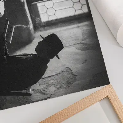 Kunstdruck Poster schwarz-weiße Atmosphäre mit einem Mann beim Lesen als Ausdruck klassischer Eleganz