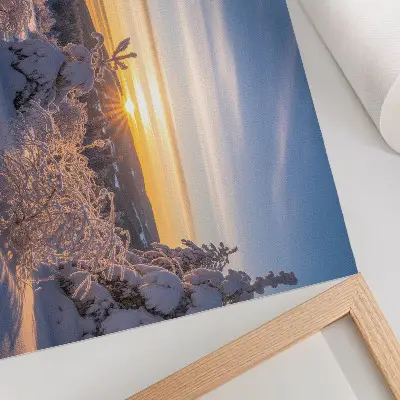 Poster mit einer Winterlandschaft sowie Schnee und Sonne am Horizont