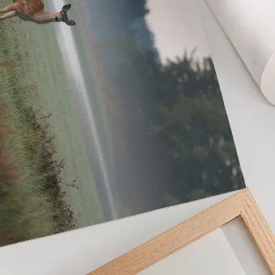 Kunstdruck Hirsche vor dem Hintergrund nebliger Wiesen und Wälder