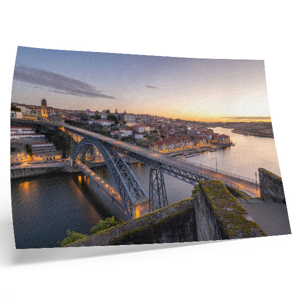 Poster Die Brücke vor dem Hintergrund der untergehenden Sonne und der Stadt