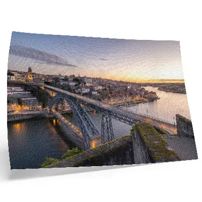 Poster mit der Brücke vor dem Hintergrund der untergehenden Sonne und der Stadt