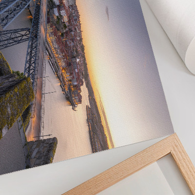 Poster Die Brücke vor dem Hintergrund der untergehenden Sonne und der Stadt