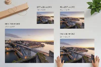 Poster mit der Brücke vor dem Hintergrund der untergehenden Sonne und der Stadt