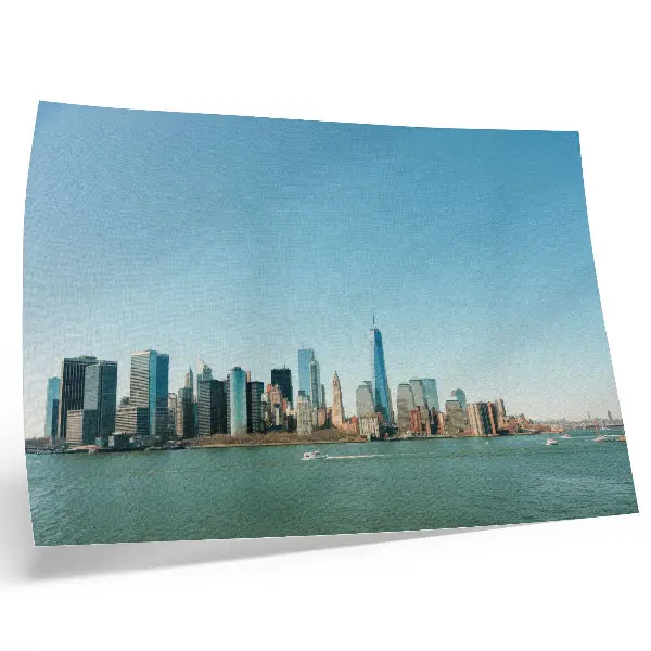 Kunstdruck Poster moderne Wolkenkratzer mit blauem Himmel und viel Wasser