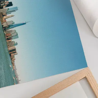 Kunstdruck Poster moderne Wolkenkratzer mit blauem Himmel und viel Wasser