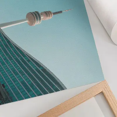 Poster blauer Himmel mit modernem Gebäude und Stadtturm