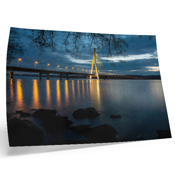 Poster Beleuchtete Brücke über das Wasser bei Nacht