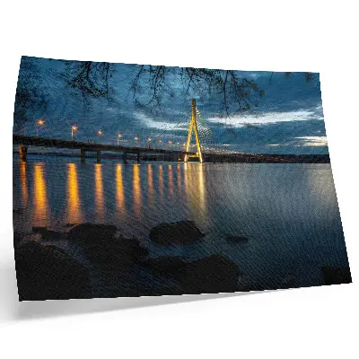 Poster beleuchtete Brücke über dem Wasser bei Nacht