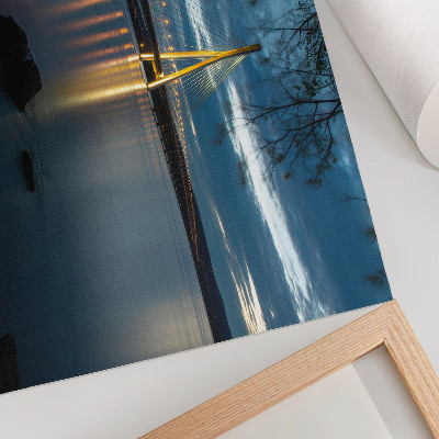 Poster Beleuchtete Brücke über das Wasser bei Nacht