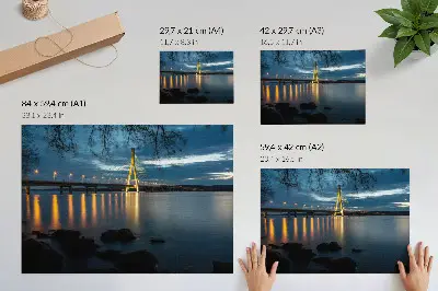 Poster beleuchtete Brücke über dem Wasser bei Nacht