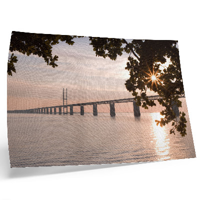 Kunstdruck poster Eine malerische Brücke im Sonnenuntergang über dem Wasser