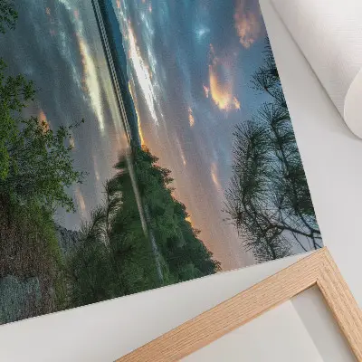 Poster Spiegelungen im See mit grünem Himmel und Bäumen für eine ruhige Atmosphäre