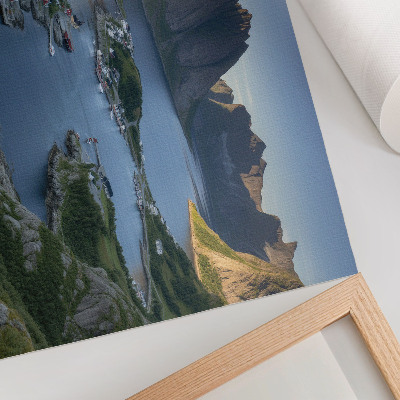 Kunstdruck poster Berge und eine ruhige Bucht mit bunten Häusern