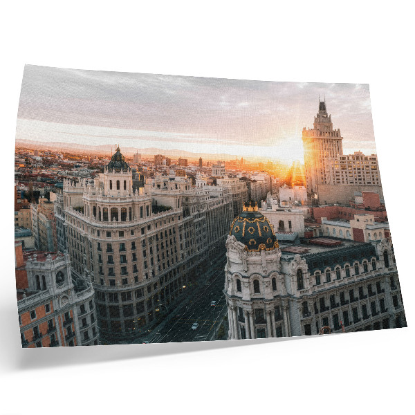 Poster Eine abendliche Stadt mit majestätischer Architektur