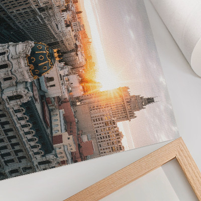 Poster Eine abendliche Stadt mit majestätischer Architektur