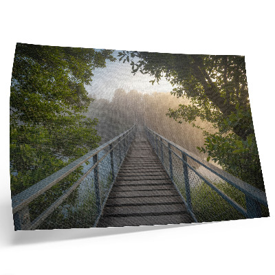 Poster kunstdruck Eine Brücke im Nebel über einen Fluss in grüner Umgebung