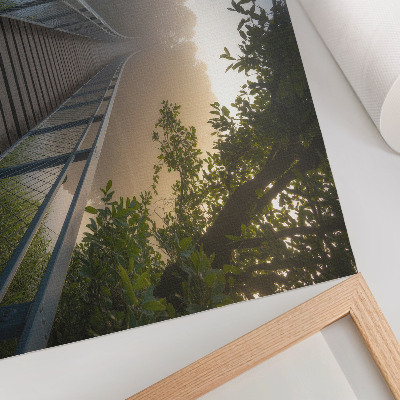 Poster kunstdruck Eine Brücke im Nebel über einen Fluss in grüner Umgebung