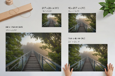 Poster kunstdruck Eine Brücke im Nebel über einen Fluss in grüner Umgebung