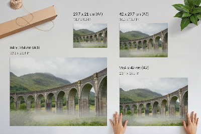 Poster Eine majestätische Bogenbrücke inmitten von Grün