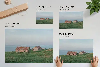 Kunstdruck rustikale Gebäude mit grünen Wiesen und Meerblick