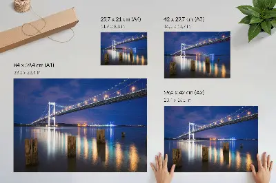Kunstdruck Poster Nachtlicht der Brücke mit harmonischer Wasserspiegelung