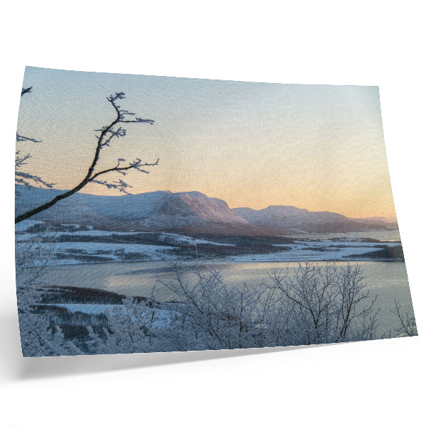 Poster Winterlandschaft mit Bergen, Wasser und Bäumen in der Abenddämmerung