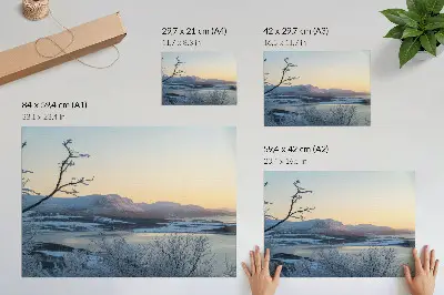 Poster mit einer Winterlandschaft mit Bergen, Wasser und Bäumen in der Abenddämmerung