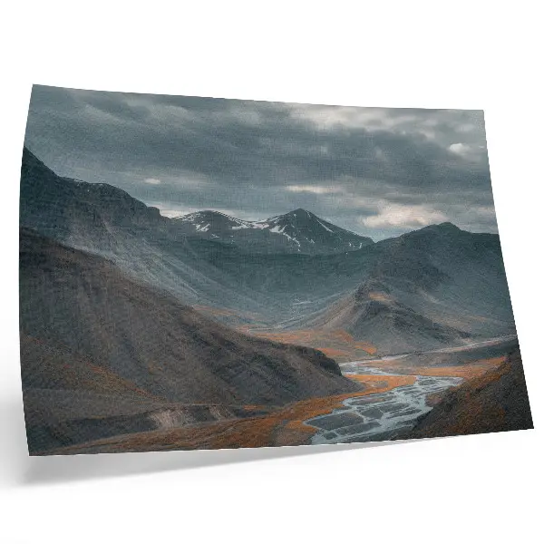 Poster düstere Berge mit orangefarbenen Bächen und dramatischen Wolken
