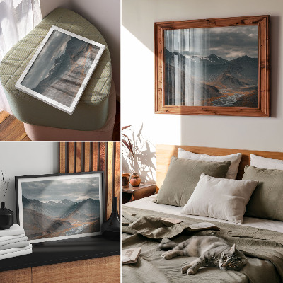 Poster Düstere Berge, orangefarbene Bäche, dramatische Wolken