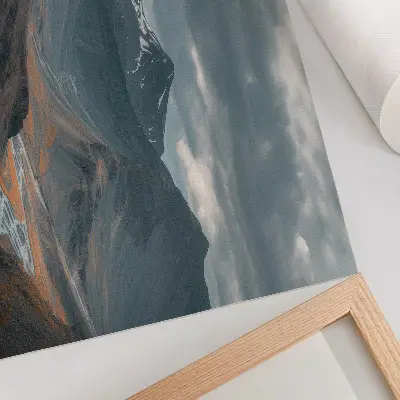 Poster düstere Berge mit orangefarbenen Bächen und dramatischen Wolken
