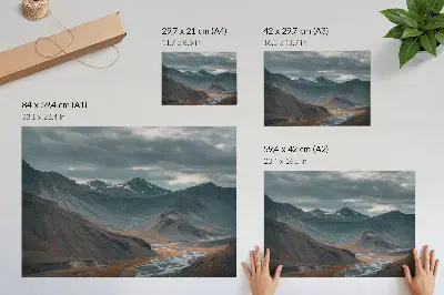 Poster düstere Berge mit orangefarbenen Bächen und dramatischen Wolken