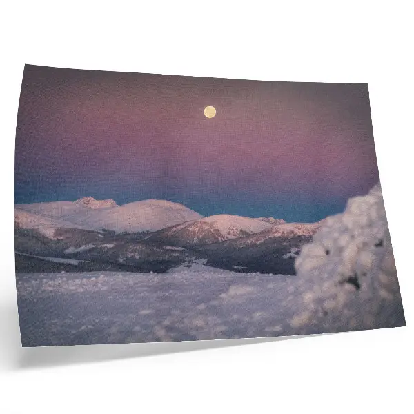 Kunstdruck der schneebedeckten Berge mit pastellrosa Mond als poster