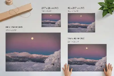 Kunstdruck der schneebedeckten Berge mit pastellrosa Mond als poster