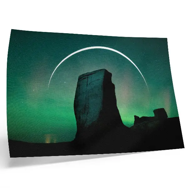 Kunstdruck Poster mit Nachthimmel und grünen Felsentönen in kosmischer Atmosphäre