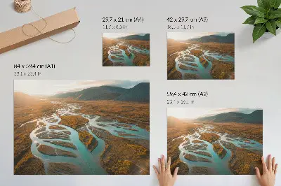 Poster majestätischer Fluss mit goldenen Hügeln und türkisfarbenem Wasser