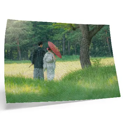 Kunstdruck traditionelle Kleidung mit Regenschirm auf einer grünen Wiese unter Bäumen