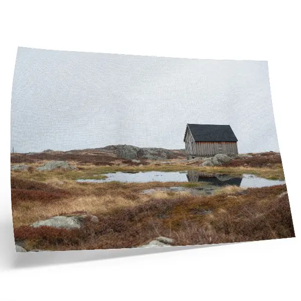 Kunstdruck Poster mit Motiv Holzhütte in einer Heidelandschaft am ruhigen Wasser