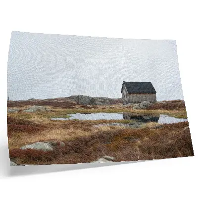 Kunstdruck Poster mit Motiv Holzhütte in einer Heidelandschaft am ruhigen Wasser