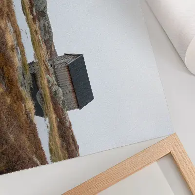 Kunstdruck Poster mit Motiv Holzhütte in einer Heidelandschaft am ruhigen Wasser