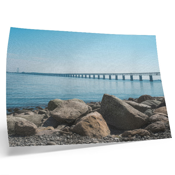 Poster Brücke über blaue Wassersteine am Ufer