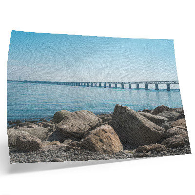 Poster Brücke über blaue Wassersteine ​​am Ufer
