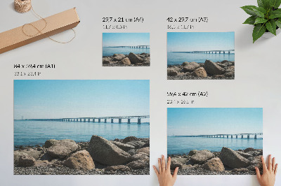 Poster Brücke über blaue Wassersteine ​​am Ufer