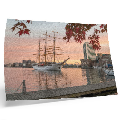 Poster Ein Segelschiff im Sonnenuntergang, ein friedliches Panorama der Stadt