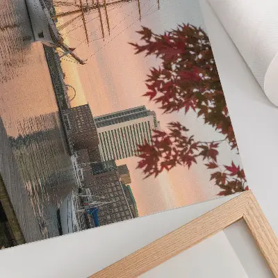 Poster Segelschiff im Sonnenuntergang mit friedlichem Stadtpanorama