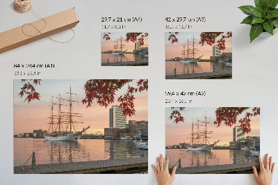 Poster Ein Segelschiff im Sonnenuntergang, ein friedliches Panorama der Stadt