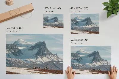 Kunstdruck Poster mit malerischen Bergen, friedlichen Rentieren und einer Winterlandschaft