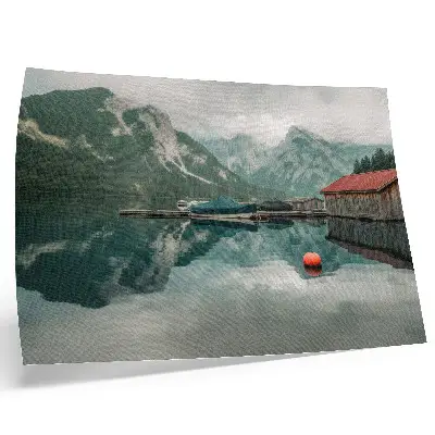 Kunstdruck Poster Spiegelung im Bergsee mit friedlichen Holzbooten