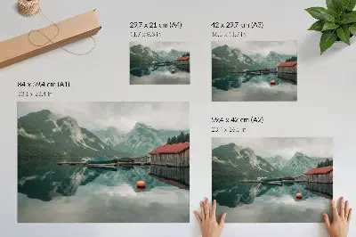 Kunstdruck Poster Spiegelung im Bergsee mit friedlichen Holzbooten