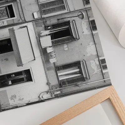 Kunstdruck Poster die Fassade eines Mietshauses in minimalistischem Schwarz-Weiß-Kontrast