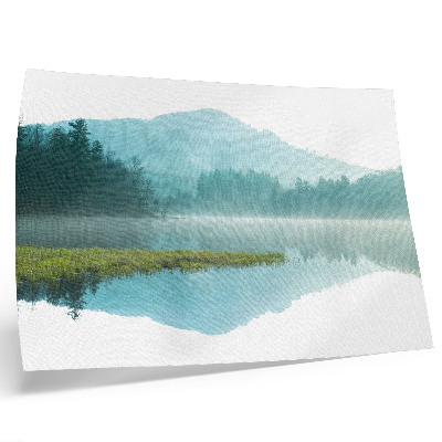 Kunstdruck poster Ein friedlicher See inmitten grüner Berge